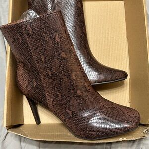 Journey collection size 10 womens boots. Silvy snake color. BNWT